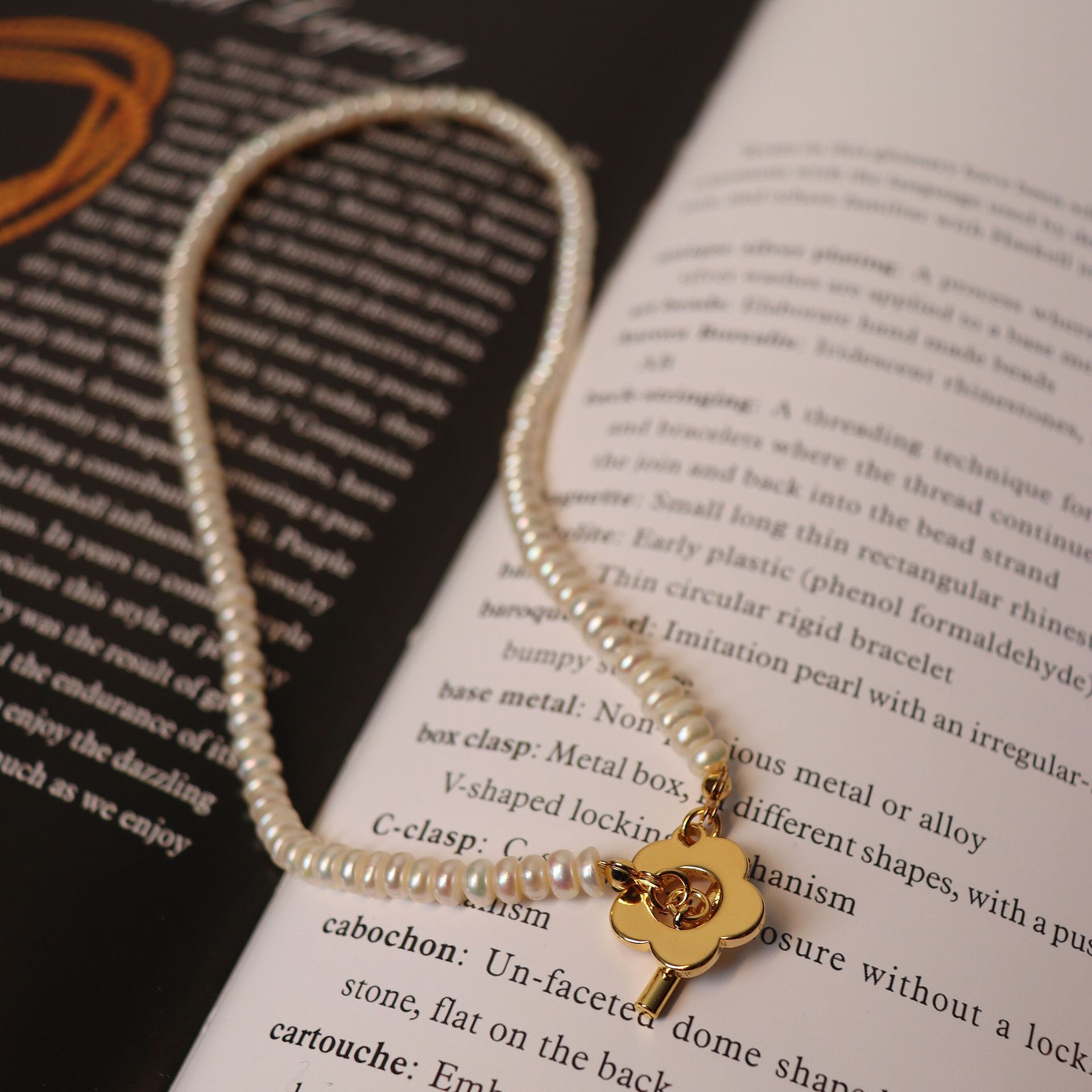 

Golden Pea Pod Natural Freshwater Pearl Clavicle Chain Small Flower OT Buckle Versatile ins Necklace