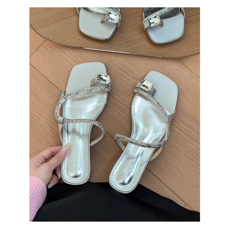 In the Summer of 2025, the New Gemstone Rhinestone Belt Cover Toe Middle Heel Sandals Are Popular Among Internet Celebrities, Fashionable and Versatil