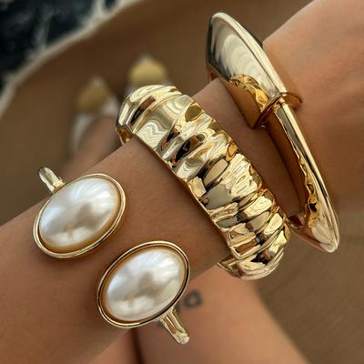 Bracelet niche rétro style plissé exagéré, bracelet ouvert baroque imitation perle tendance pour femmes
