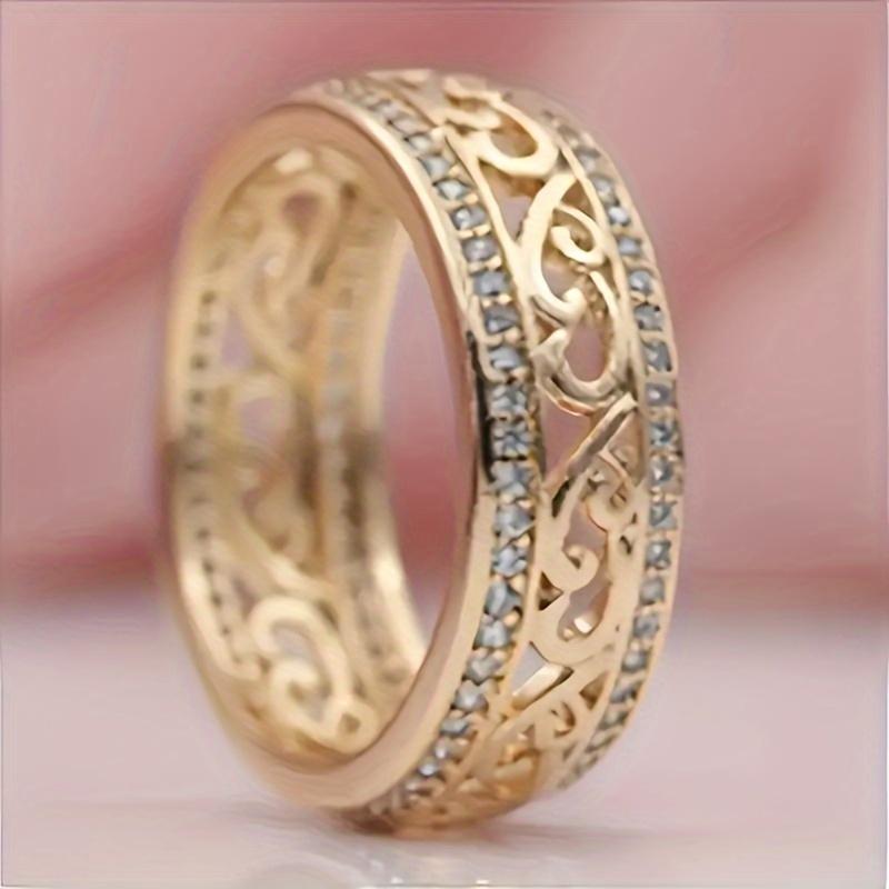 A Women's fashionable hollow pattern ring, inlaid with dazzling rhinestone decoration, suitable for any special occasion, a Valentine's Day jewelry gi