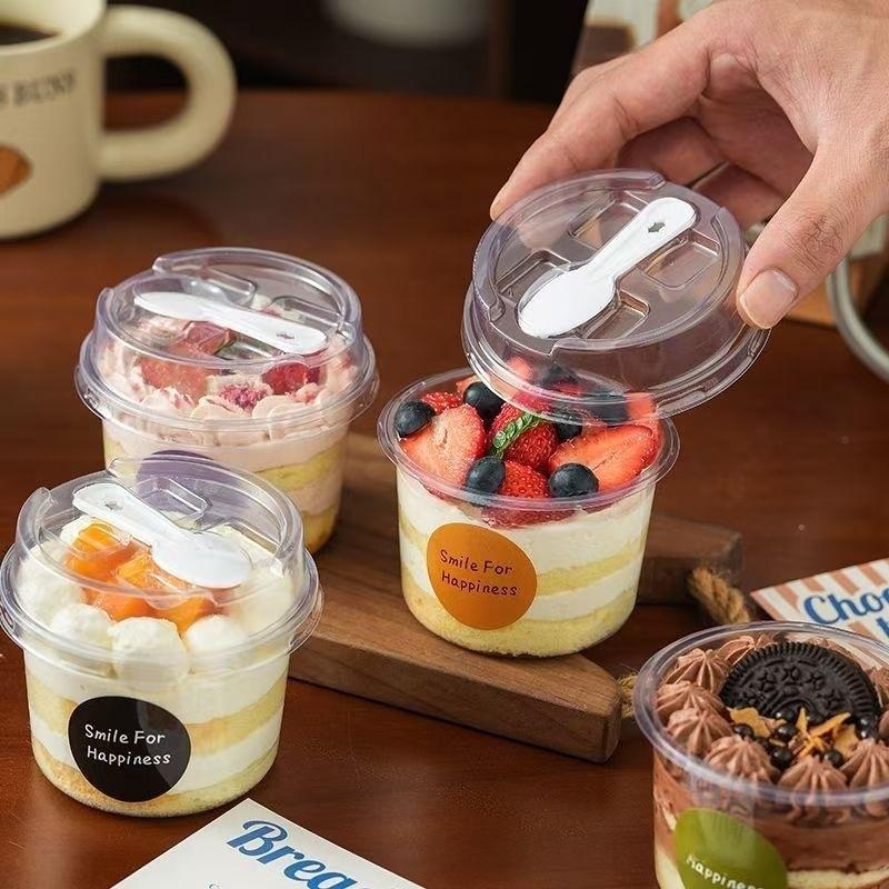 50pcs Round Pudding Cups, Disposable Party Cups with Lids and Spoons, Transparent Mousse Cake Boxes, Yogurt Cups Packaging Box
