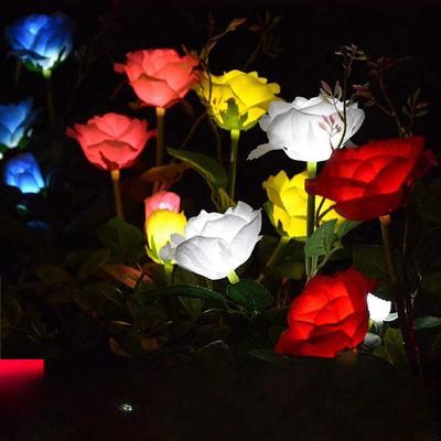 Le luci solari della rosa simulano le luci del paesaggio della decorazione del giardino del giardino esterno di tre rose