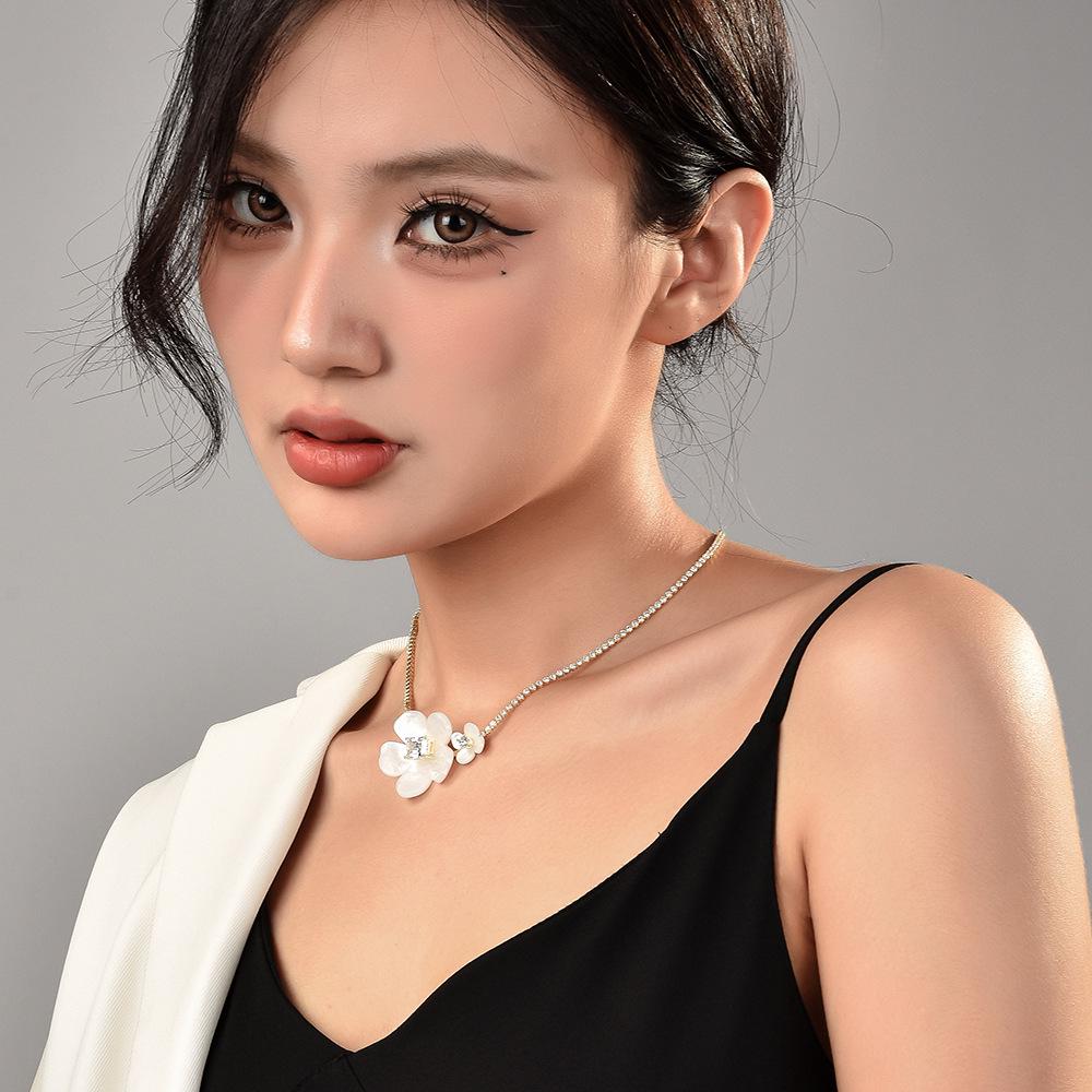 Elegante Freesien-Blütencluster-Halskette: Leichter Luxus Schlüsselbein Kette & Kristall Choker für Damen