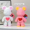 Blockbär hält Blumenstrauß Kreatives Ornament Rosa und Weiße Junge Bären Bausteine Spielzeug Kindergeburtstagsgeschenk Jubiläum Romantisches Geschenk