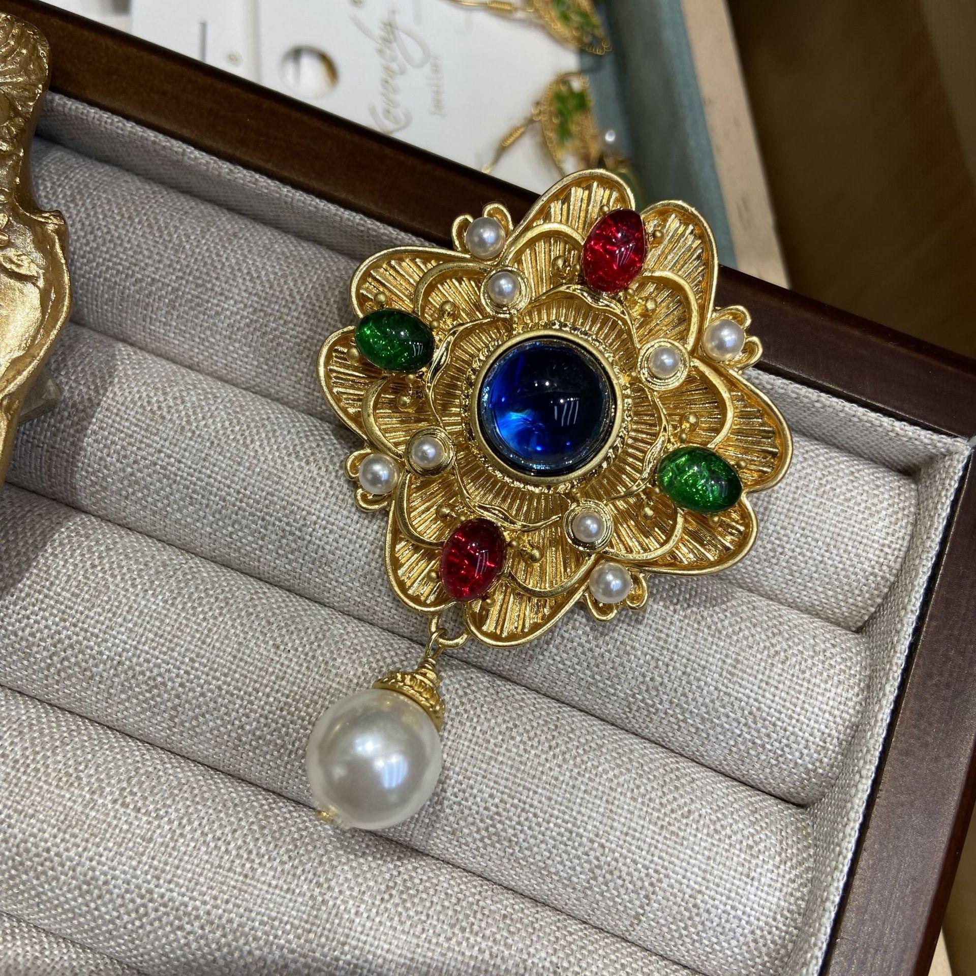 

Западный суд знаменитость жемчужина кулон брошь женская роскошная стеклянная бусина брошь платье аксессуары