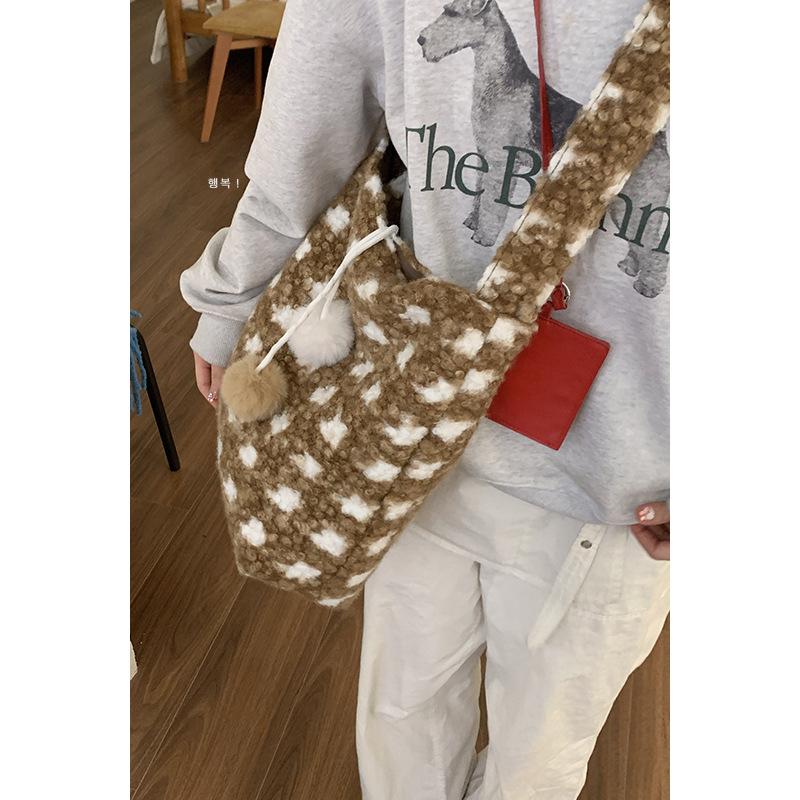 Winter New Lamb Plush Shoulder Bag 2025 New Retro Versatile Messenger Bag Niche Casual Bucket Bag