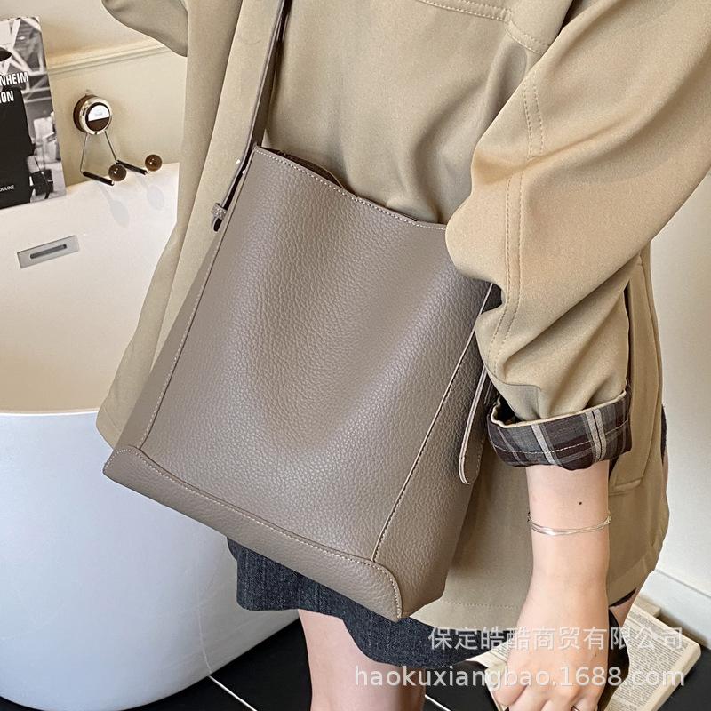 This year's popular bag women's large-capacity 2025 new autumn and winter retro fashion shoulder bag texture mother bucket bag