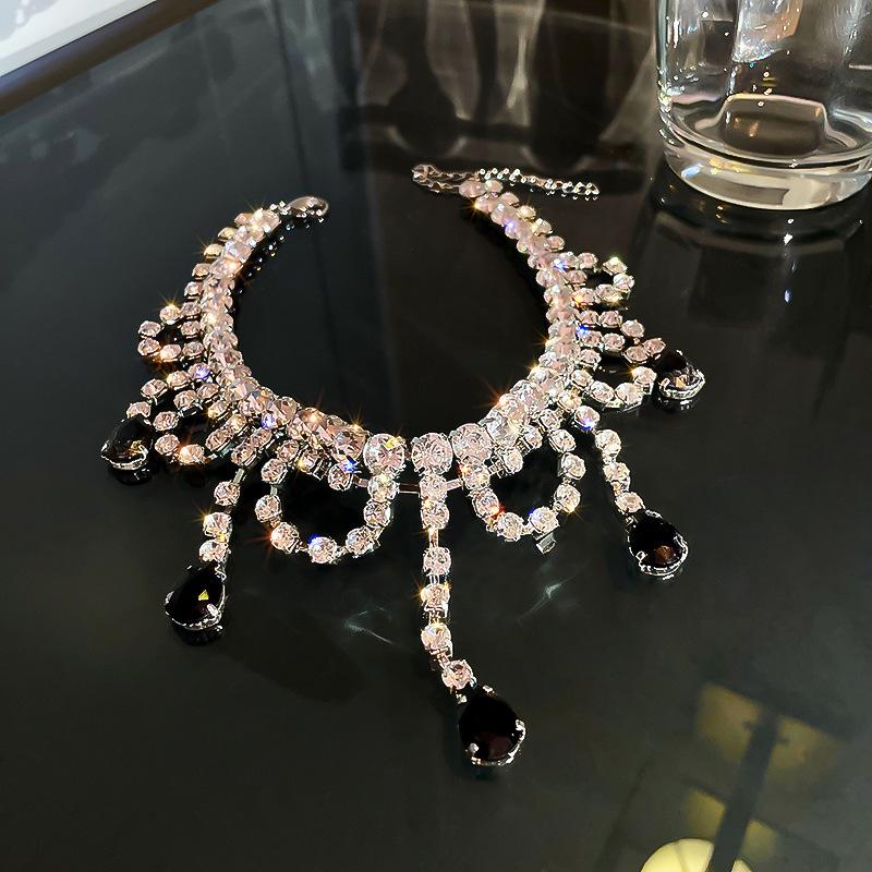 European & American Geometric Water Drop Diamond Necklace: Retro Court Style, High-End Luxury Clavicle Chain for Women.