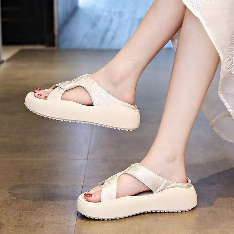 Cool slippers women's summer wear 2025 new thick-soled beach sandals fashion pregnant women's high sense one-word drag