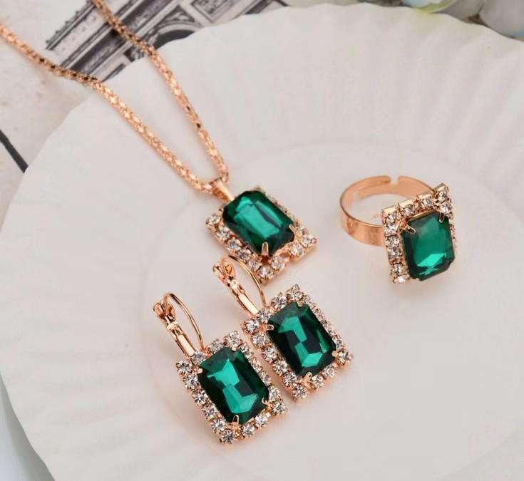Versatile Set di Gioielli in Tre Pezzi: Collana e Orecchini Multicolor con Design a Goccia d'Acqua di Cristallo con Diamanti.