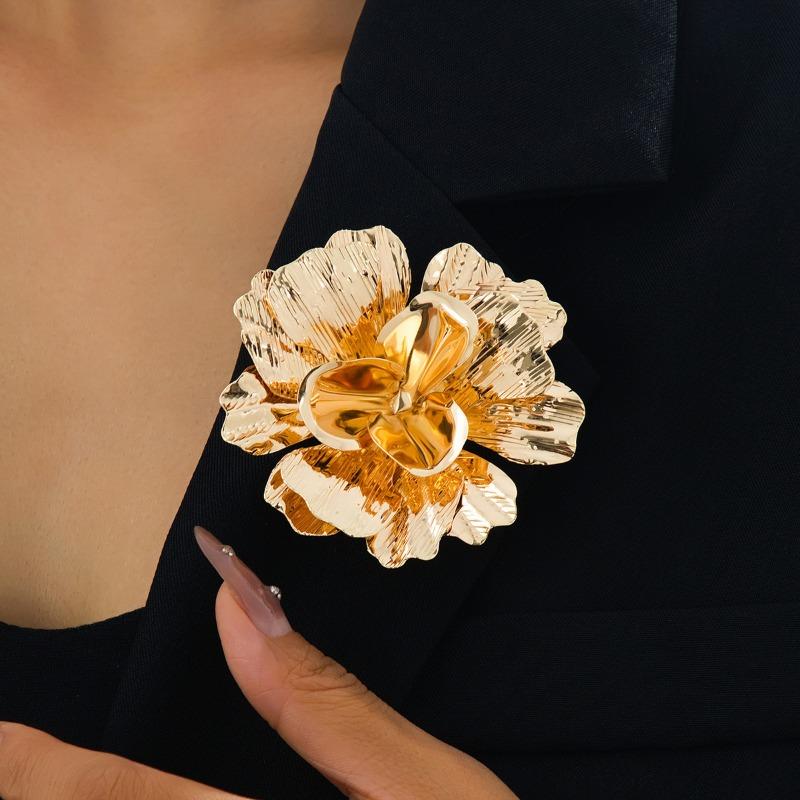 Grande Spilla a Forma di Fiore Dorato 3D Stratificato Distintivi Retro Statement Elegante Accessorio per Collare per Festa Matrimonio Uso Quotidiano