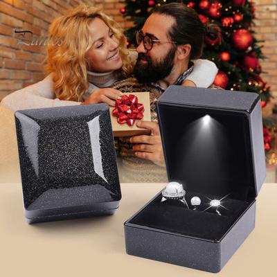 Boîte à bagues de fiançailles, conteneur à bijoux avec lumière LED, conception magnétique de rangement, boîte-cadeau à bijoux compacte et portable, fournitures de fête de mariage