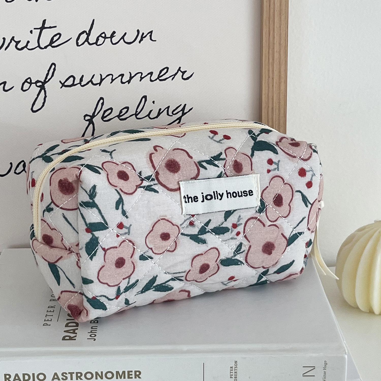 Quilted floral toiletry bag, large-capacity makeup storage bag, spring flower makeup bag, portable for travel