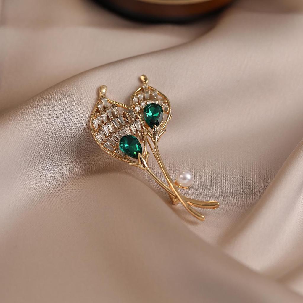 Elegante Schmetterlingsbrosche mit Perle – Damen-Modeschmuck-Anstecknadel von hoher Qualität