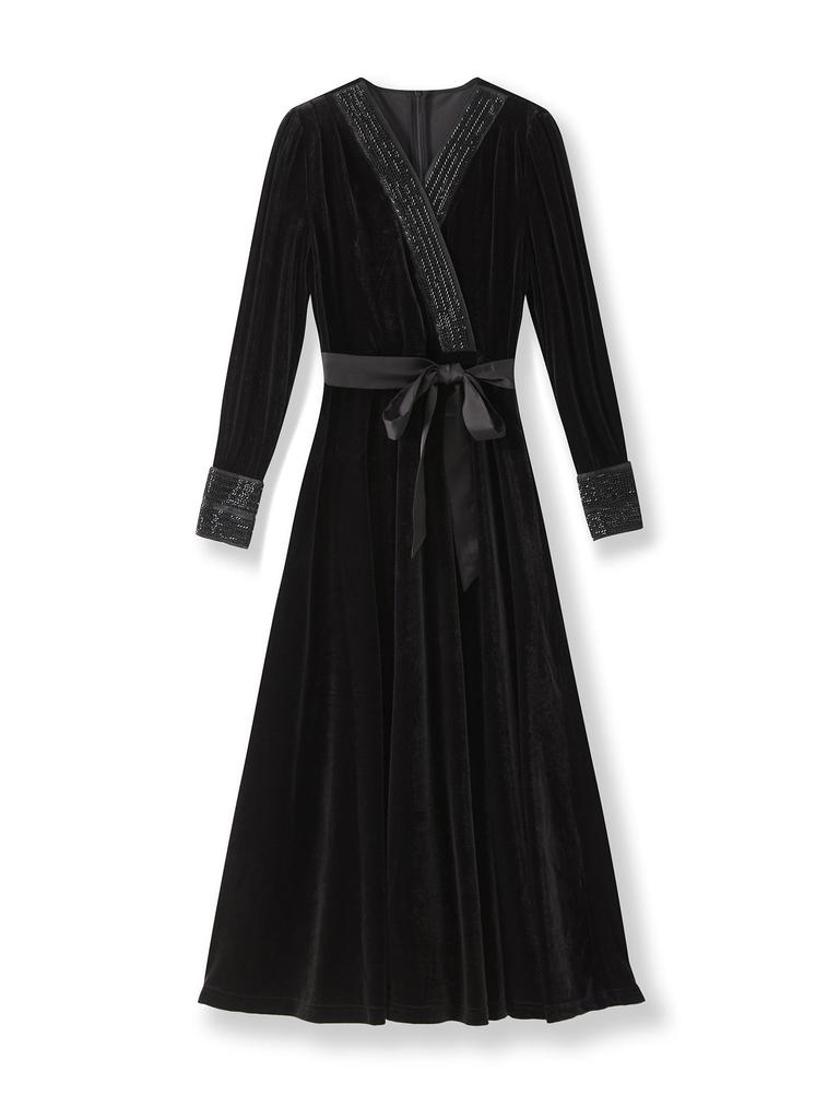 Luxuriöses goldfarbenes Samt-Abendkleid mit Perlenbesatz, elegant figurbetontem Schnitt und fließendem Saum