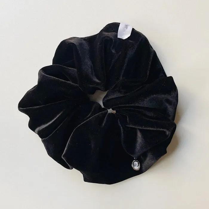 Drop Wide Velvet Cameo Scrunchie [Black]