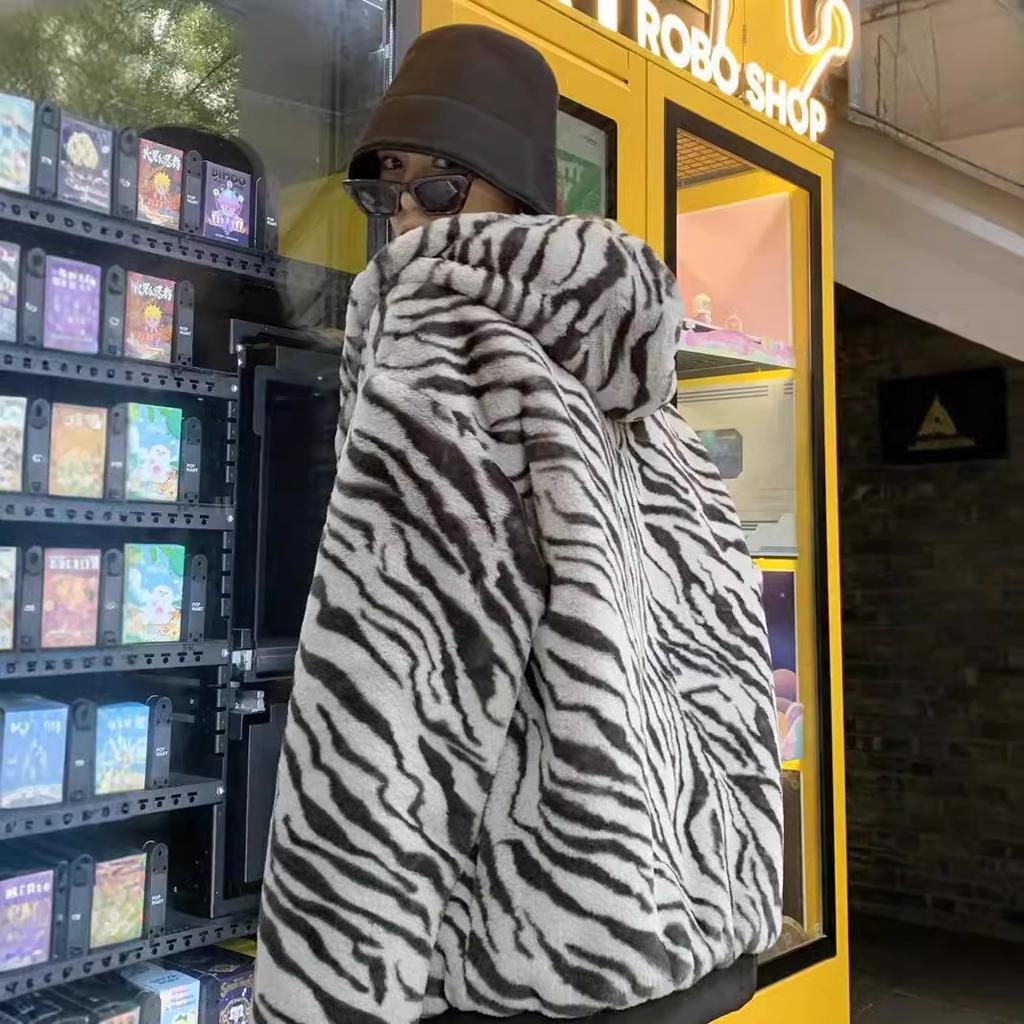 Kurtka damska z kapturem ze wzorem zebry, pluszowa, jesień i zima, nowa, luźna, pogrubiona, imitacja sierści królika, przeszywana