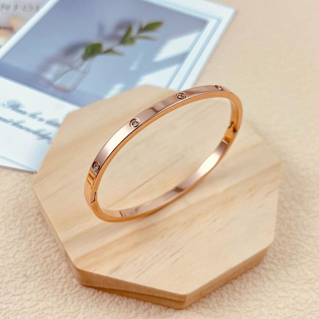 Bracelet avec motif gravé, Bracelet tendance, Bijou de main élégant et polyvalent, Nouveau style