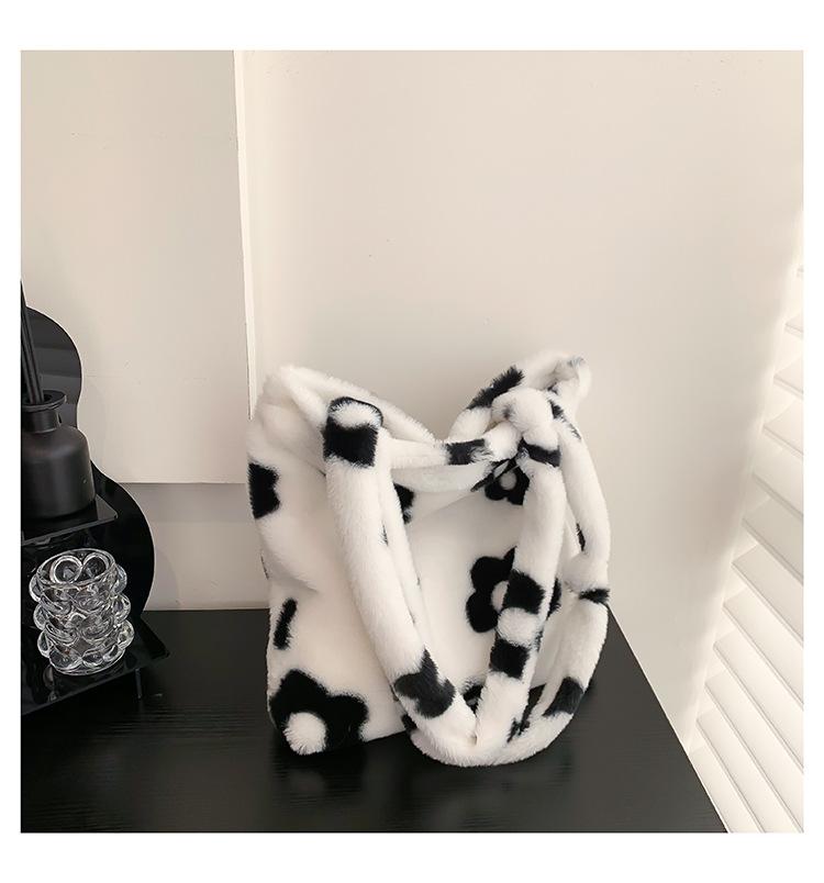 

Плюшевая женская сумка цветок 2025 повседневная новая простая сумочка повседневная модная на плечо сумка-тоут