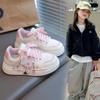 Dívčí bílé boty Labubu podzim 2025 nové dětské sportovní boty dámské poklad střední a starší děti plátěnky ležérní boty trend