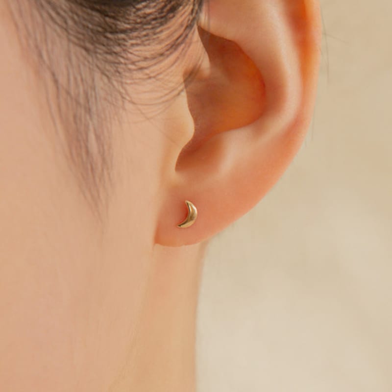 LUNNE 14k Volume Crescent Moon Earrings (14k Gold) A05