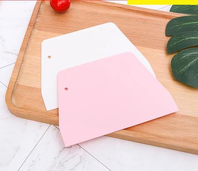 Backschaber Trapezförmiger Sahnekuchenteigmesser Kunststoffschaber Haushaltsküche Backwerkzeug Großes Schneidemesser
