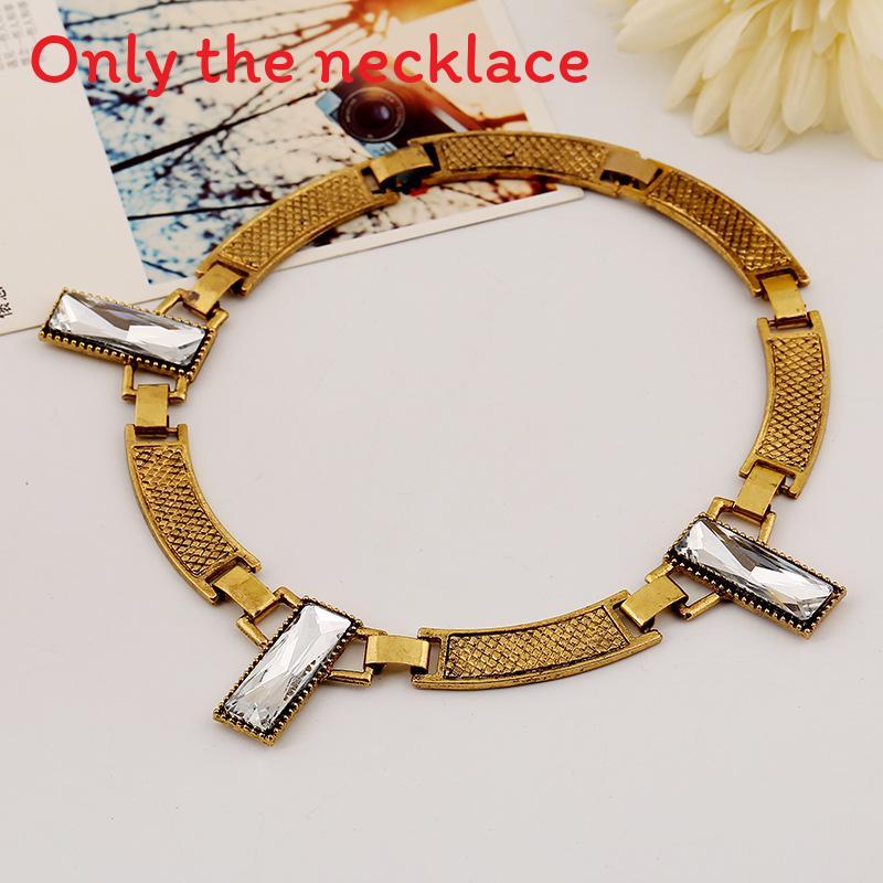 

Retro Pendant Necklace Made Of Alloy With Rhinestone Inlay For Art Deco Fashion Enthusiasts білий