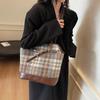 Wełniana krata torba o dużej pojemności damska 2025 jesień i zima nowa torba na ramię retro tekstura dojazdowa torba na ramię typu bucket
