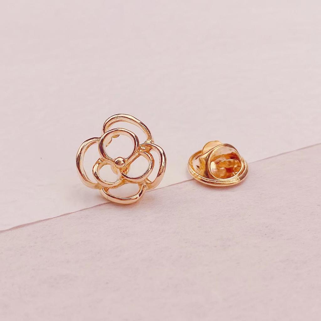 Personality Hollow Metal Brooch Anti Exposure V-neck Buckles Accessories Versatile Small Brooch Pin Coat Buttons Ornaments Gifts