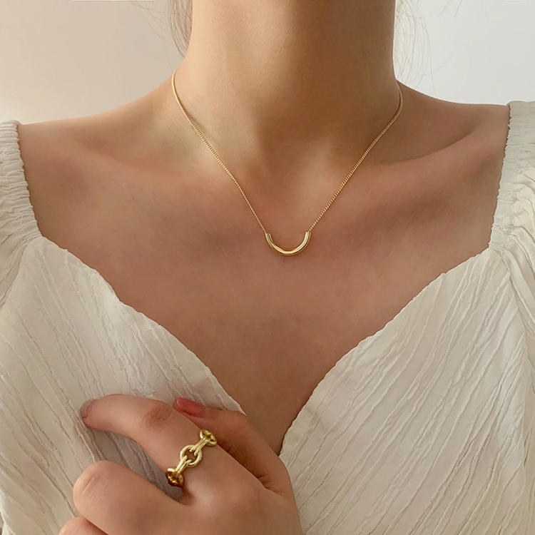Korean Versatile Curved Smile Necklace Female Niche Cold Wind Stacked Collarbone Chain Titanium Steel Simple Accessories