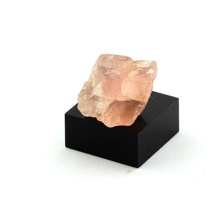 Pierres et Minéraux. Fluorite Rose. 29.65 ct. Massif du Mont-Blanc, France.
