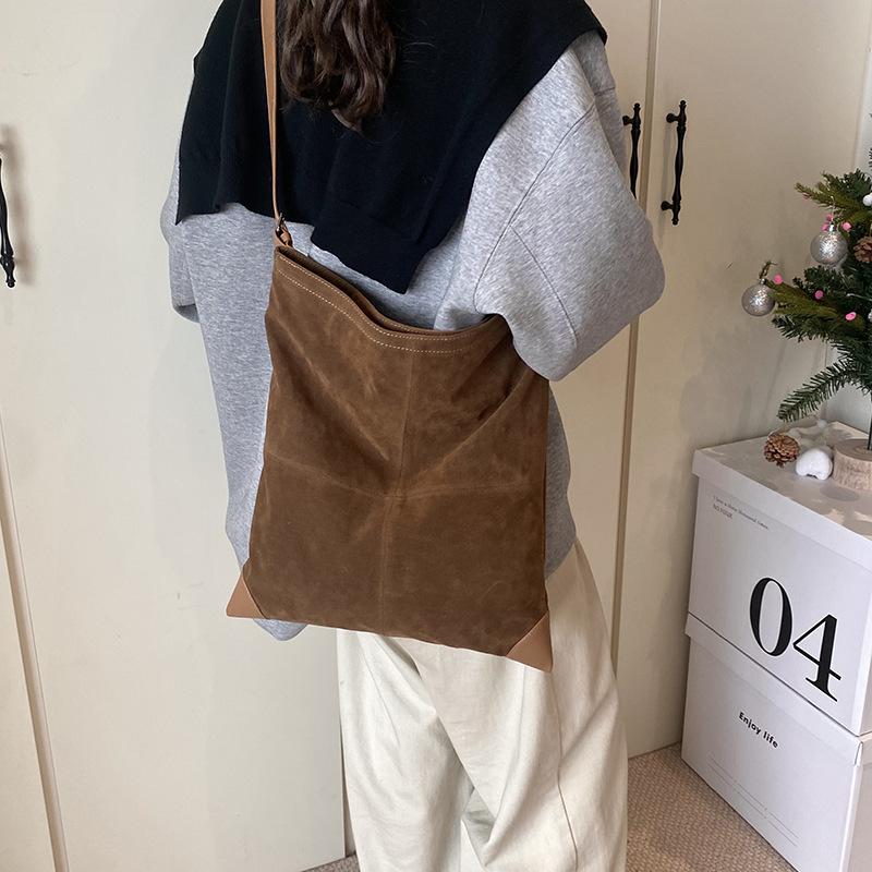 

Сумка-тоут большой вместимости для поездок на работу, новая коллекция осень-зима 2025, ретро-модная сумка через плечо, простая повседневная сумка под мышку 36*1*40 хаки