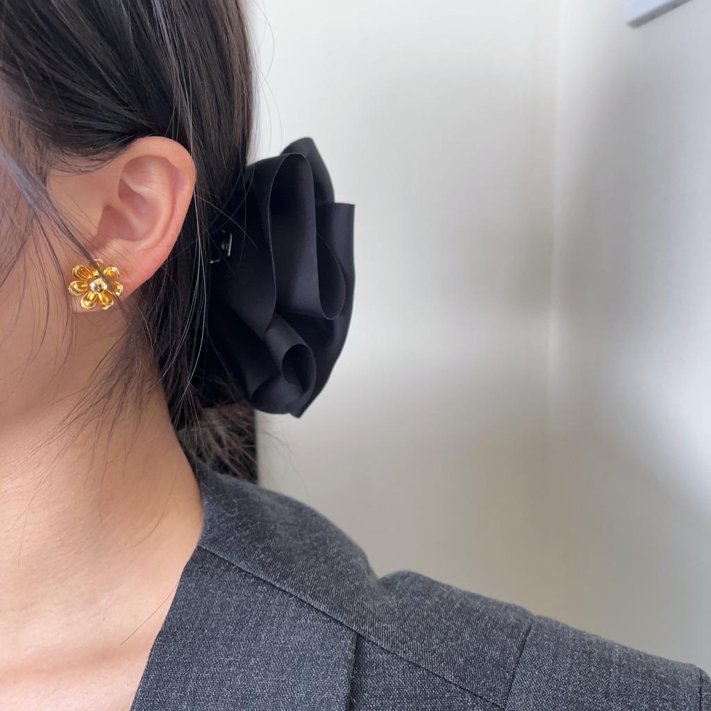 French metal flower stud earrings light luxury temperament niche fashion personality sweet cool fresh wind high sense earrings