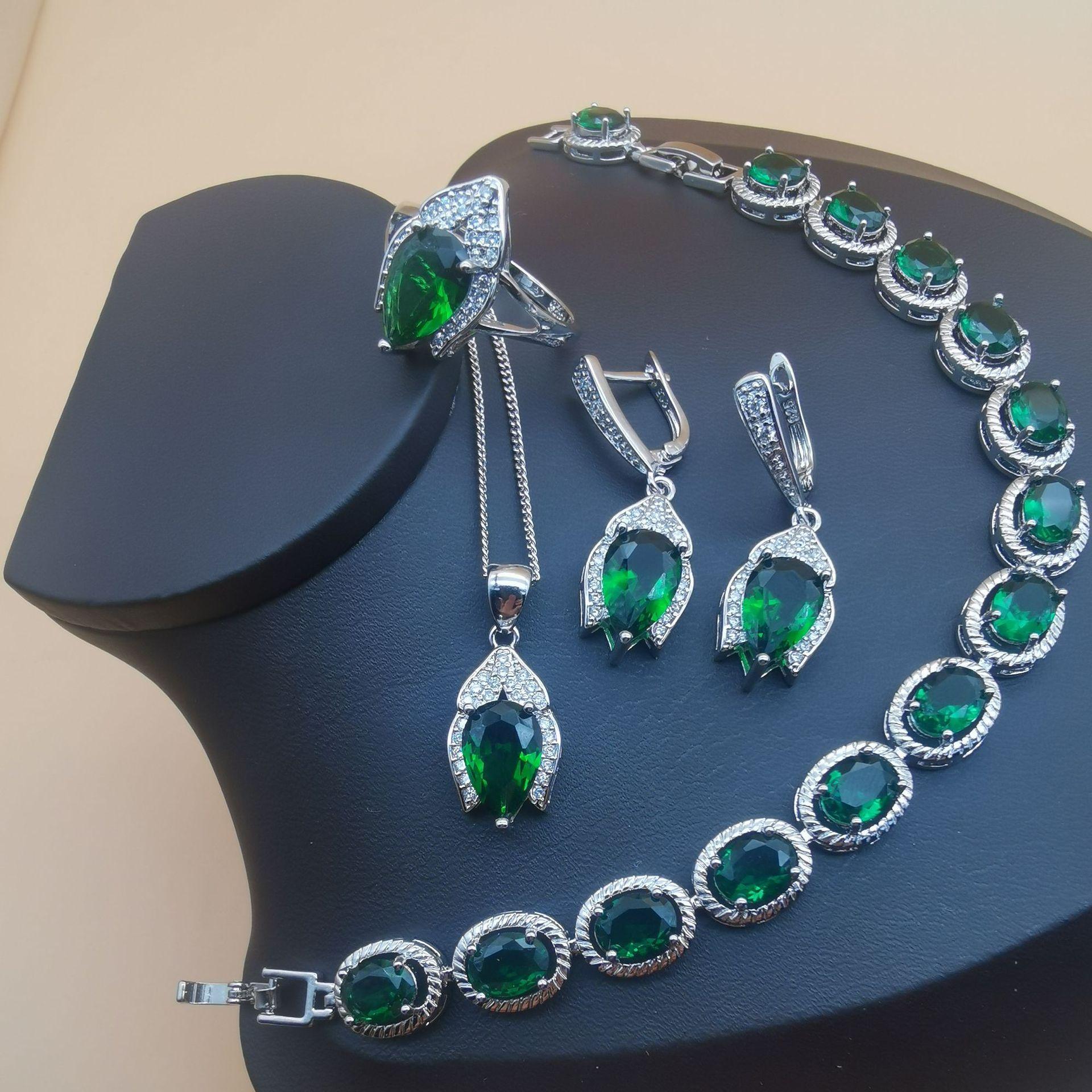 Schmuckset bestehend aus vier Teilen mit einem rautenförmigen tansanitfarbenen Kristallschmuck im europäischen und amerikanischen Stil Ring size 9