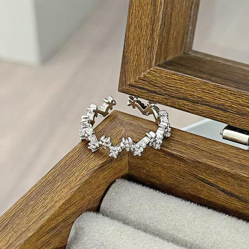 Bague Zir*****Pen Exquise Super Flash Rangée Diamants Lumière de Bague de Luxe Niche Haut Sens Mode Navette Bague Index Personnalisée