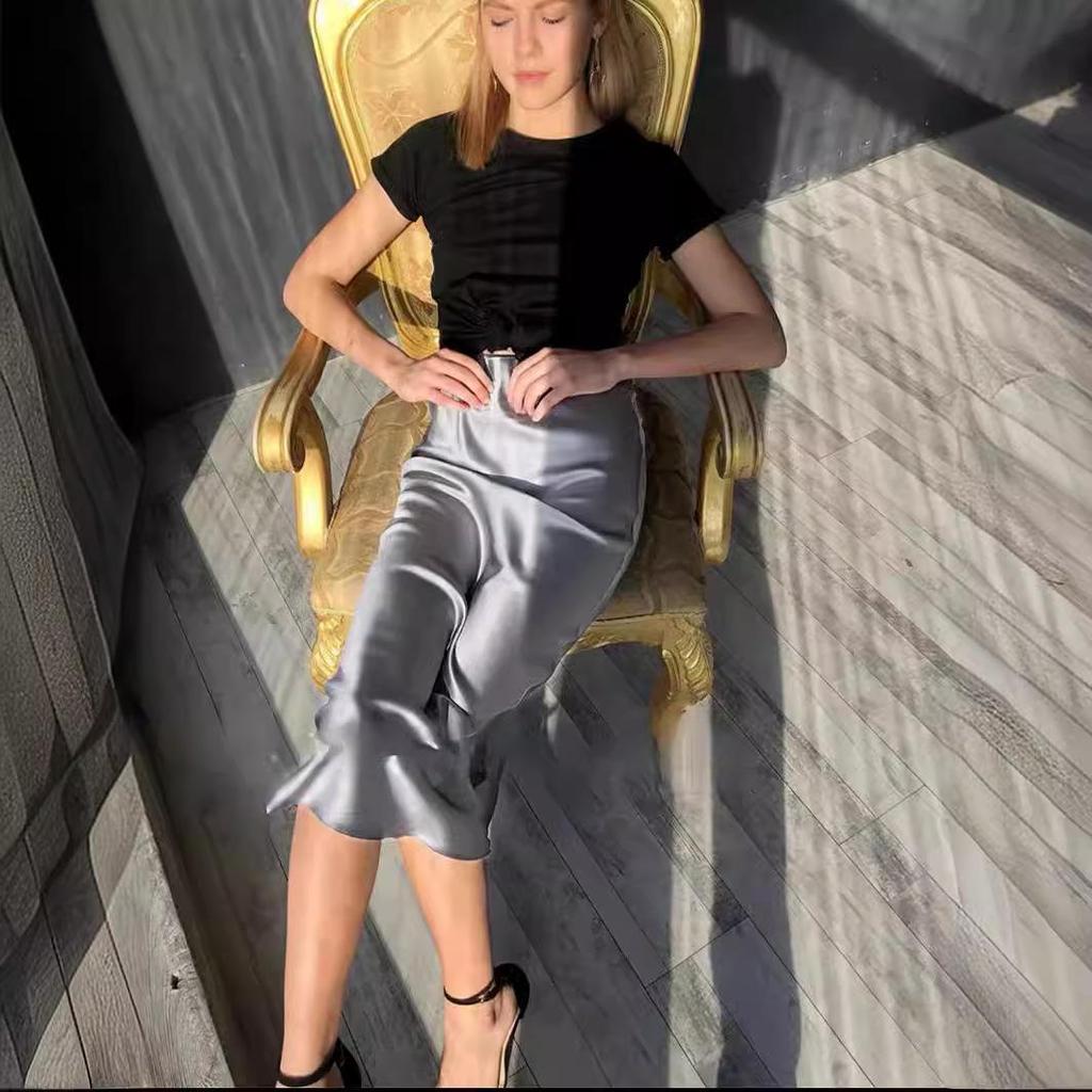 Importiertes Seiden-Triacetat Rundhals-Kleid im schrägen Schnitt mit kurzen Ärmeln, schmaler Taille und elegantem Design