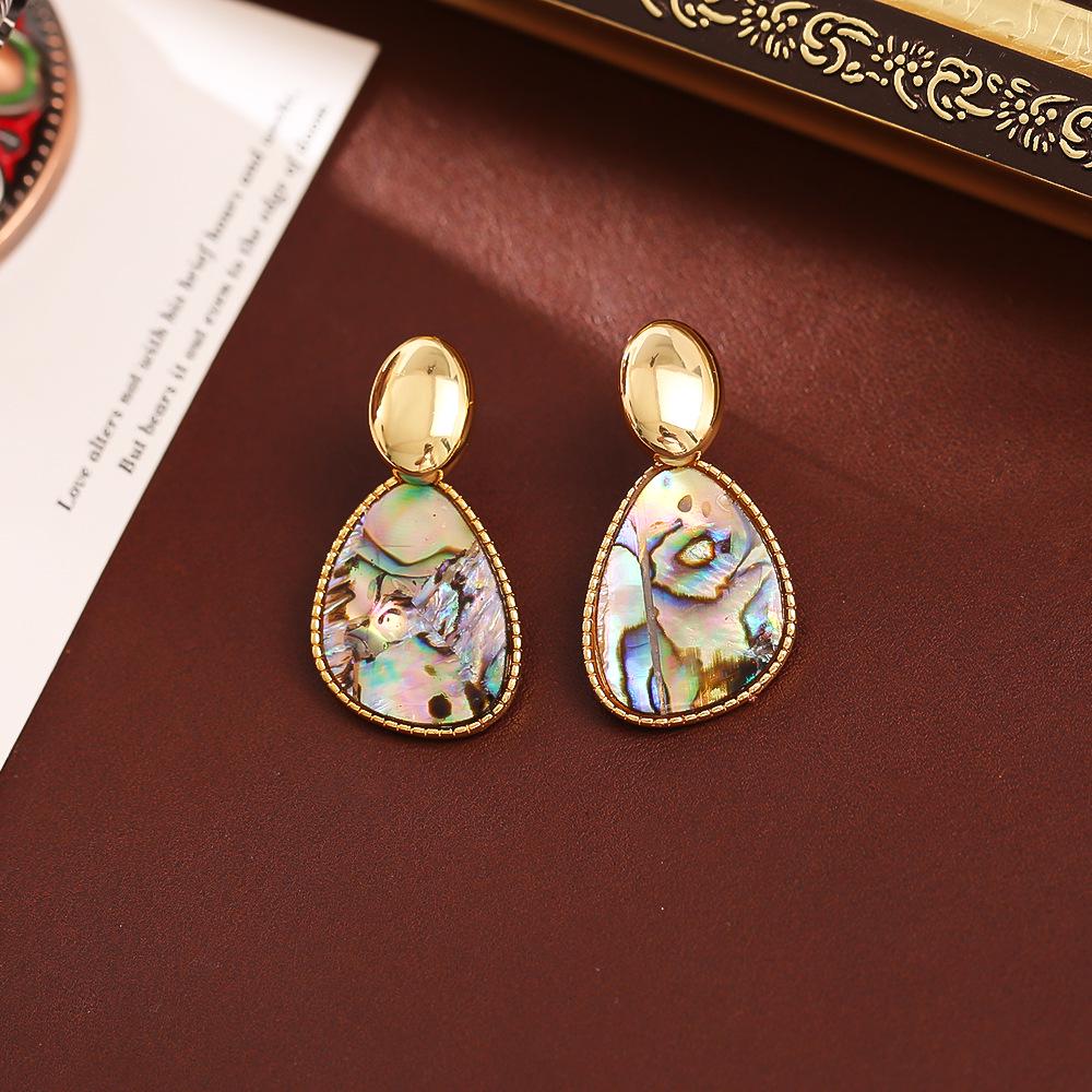 Elegante schillernde Ohrstecker aus unregelmäßig geformter Perlmutt - High-End Europäischer & Amerikanischer INS-Stil
