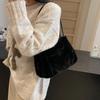 New Plush Bucket Bag for Autumn and Winter, Women's High-end Texture Niche Design Commuter Handbag