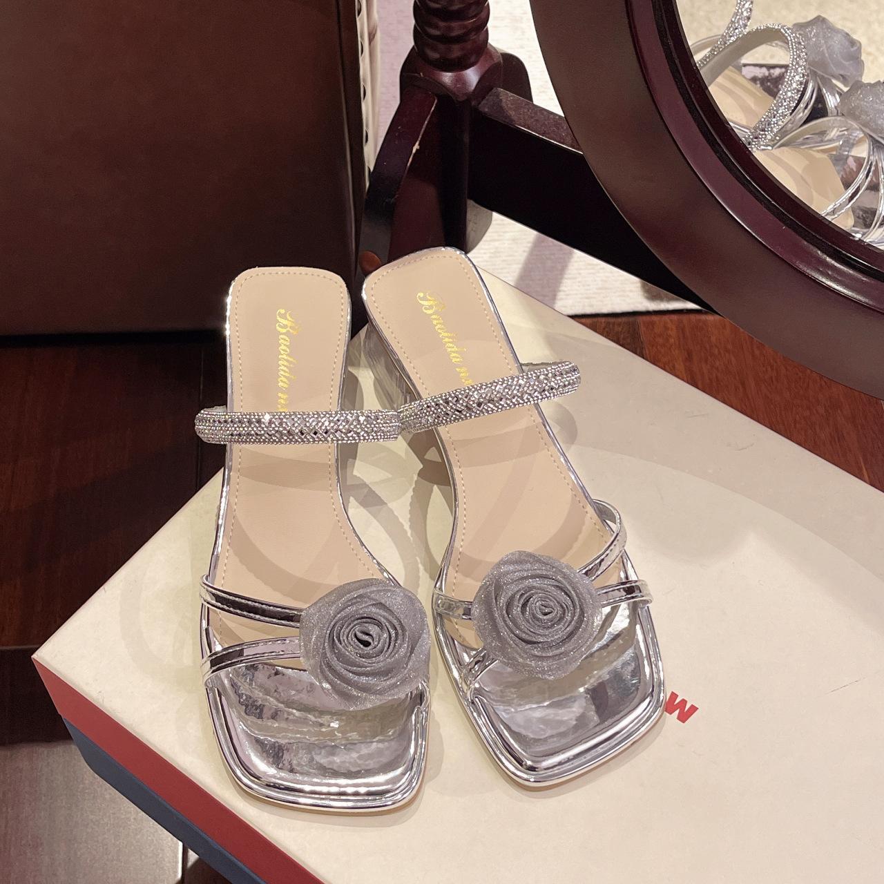 

Fairy wind flower cover toe cool slippers women summer wear 2025 new temperament crystal thick heel toe sandals 35 серебряный