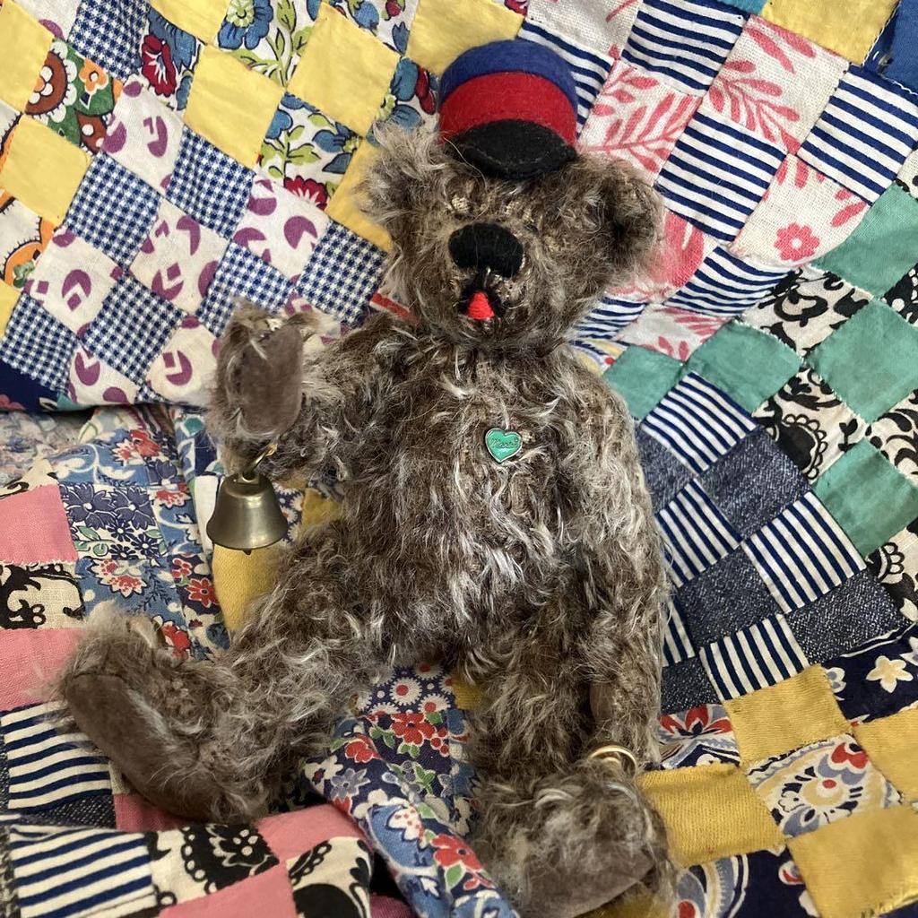 [USED] Re-listed German Traditional Teddy Bear by Martin, Featuring a Green Heart On the Chest and a Hat Measuring 21cm.