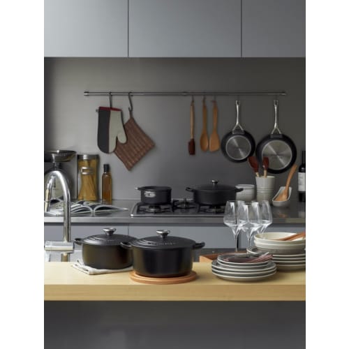 Le Creuset Cast Iron Enamel Cocotte Ronde Pot, 22 cm, Matte Black, Gas and Induction Oven Compatible [Official Japanese Product]