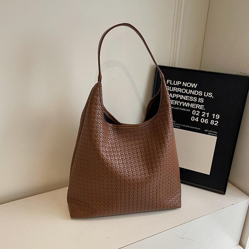 Retro Large-capacity Casual Senior Sense of Modeling Soft and Durable Fashion Exquisite New Light Luxury Commuter Slanting Cross Shoulder Handbag