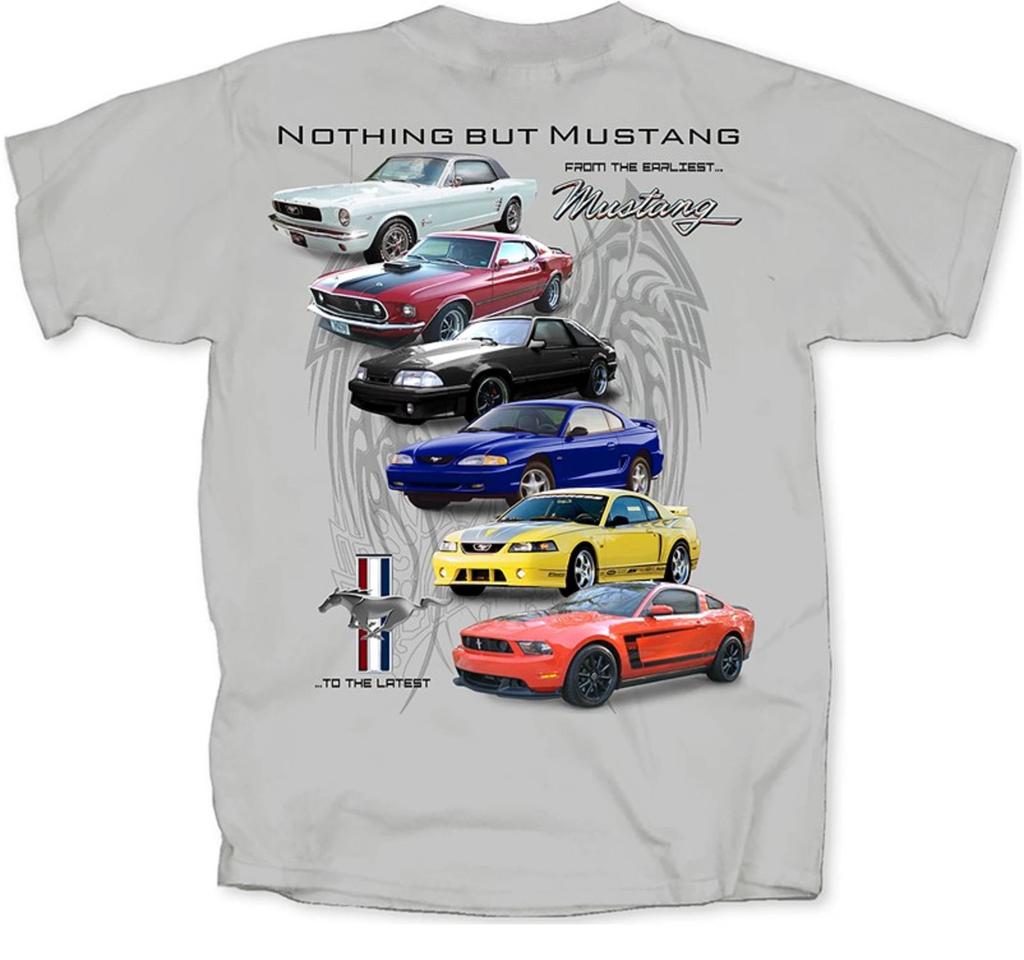 T-Shirt Ford Mustang - Evoluzione Sei Generazioni Auto - Emblema a Tre Barre & Scritta