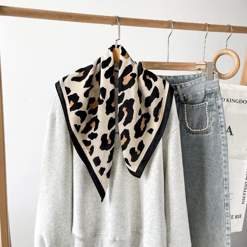 

Роскошный женский квадратный хиджаб с леопардовым принтом, имитация шелка, зеленый, маленький шейный платок, стильный повседневный платок 68*68cm бежевый