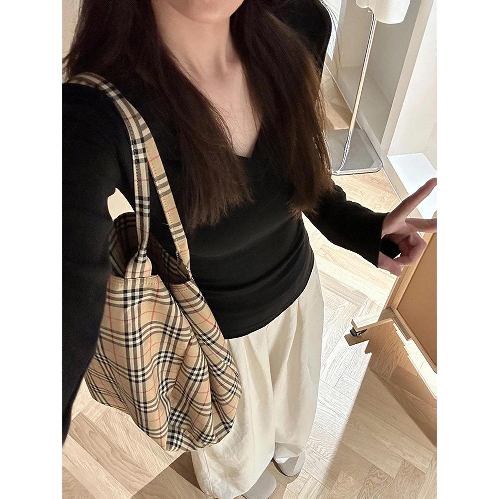 Spicy Girl Slim-Fit V-Neck Long-Sleeve Women's T-Shirt: Versatile, Solid Color, Ideal for Spring, Autumn, Winter.