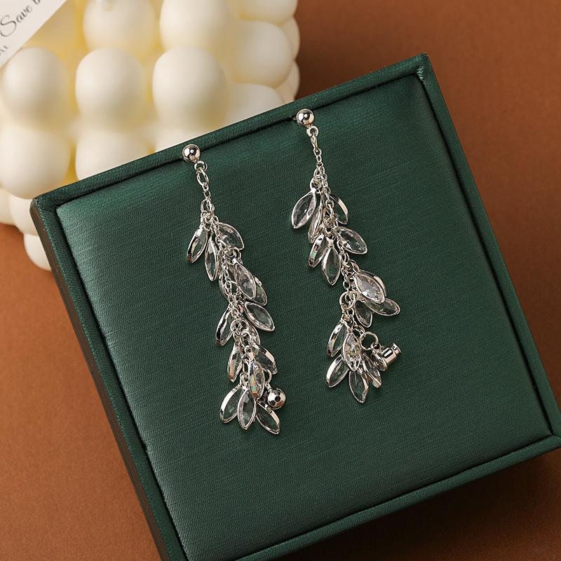 Super Flash Leaf Water Drop Fringed Zircon Earrings Women'S Light Luxury High-End Sense Popular Earrings Are Not Picky And Show Your Face Thin Earring