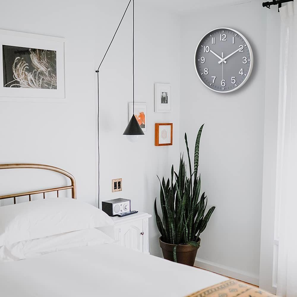 Silent Quartz Wall Clock Round Mute Clock Living Room Decoration Digital Clock  Cafe