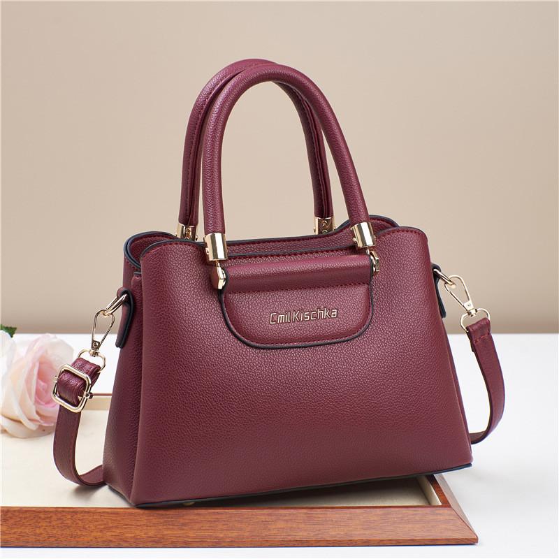 

Large Capacity Shoulder Bag With Polyester Lining For Daily Work And Travel червоний