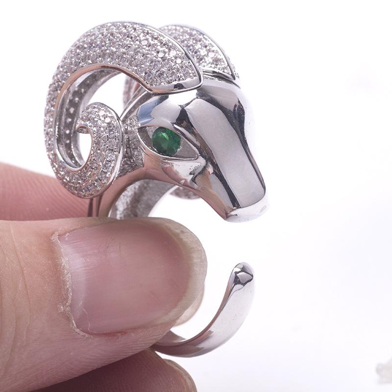 Nowy Popularny Spersonalizowany Pierścionek z Głową Owcy z Inkrustowanym Diamentem Pierścionek Zwierzęcy i Biżuteria Zodiakalna