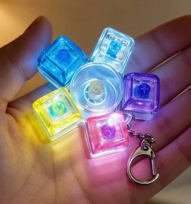 Reißverschluss Vier-Tasten Ein-Schriftzug Mechanische Tastatur, Schaltertester, Fingerquetsch-Musik-Dekompressionsknopf, Schlüsselanhänger, Buntes Glitzern